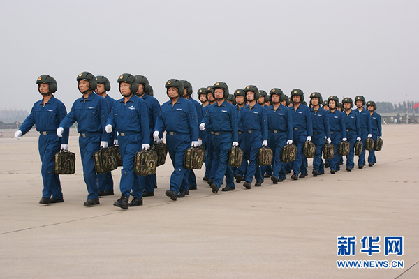 赵理准（第一排右一）和他的飞行员队伍