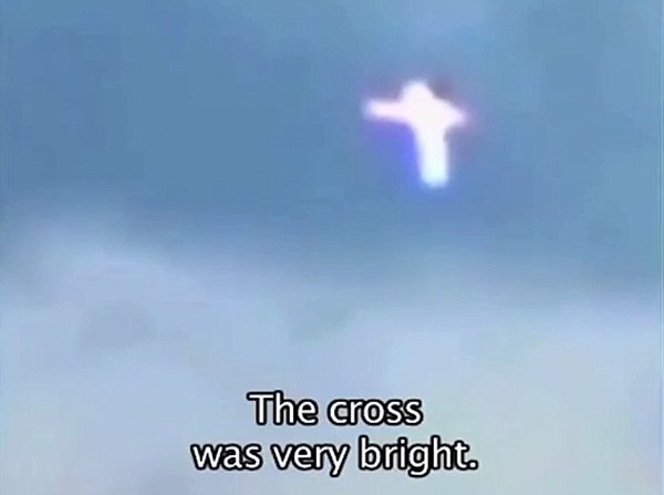 在乌克兰战区上空惊现神秘的发光十字架，引发许多超自然现象粉丝疯狂推测。（网页截图）
