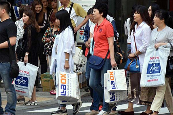 　　日本年度流行语：爆买、安倍政治不容继续
