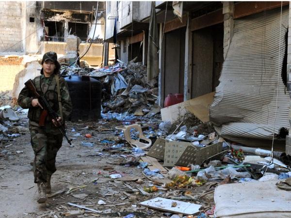 　　叙利亚政府军女狙击手在大马士革郊区执行任务。（新华社图片）