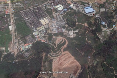 2015年9月，采石场已成渣土填埋场，此前裸露在外的白色碎石被红黄色的泥土所掩盖。图片来自谷歌卫星图
