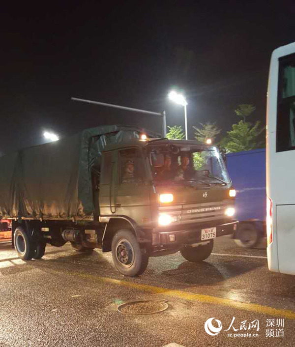 图为赶赴现场的救援车辆。（袁仕杰 摄）