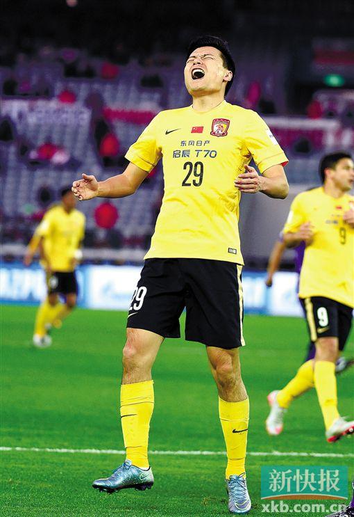 ■郜林在比赛中错失进球。新华社发