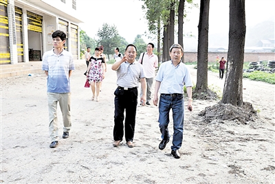 刘纪华调研双河口社区。