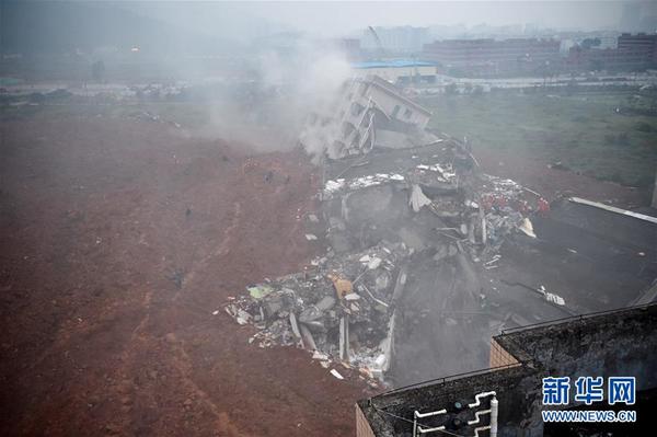 　　12月20日，消防官兵在事故现场救援。新华社记者 毛思倩 摄　　