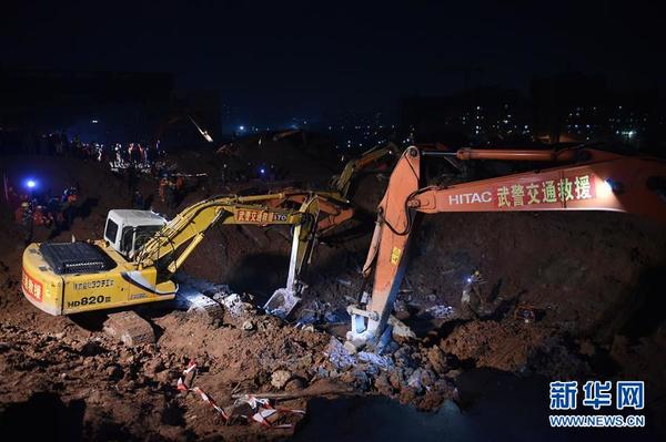 　　    12月21日，救援人员在深圳山体滑坡现场搜救。