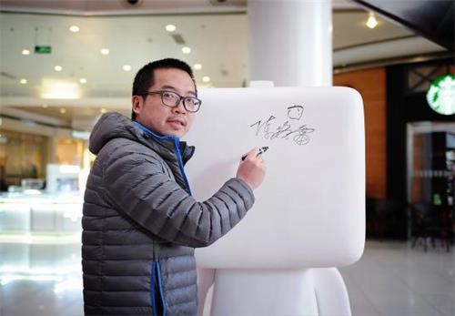开幕仪式上，张小盒创始人陈格雷在最大的盒子上签名