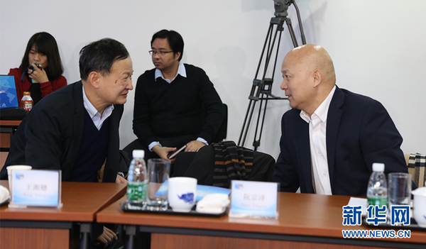 新华网第六届“纵论天下”国际问题研讨会12月22日在北京举行。图为参会嘉宾在交流。 新华网 雷东瑞 摄