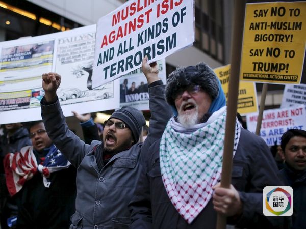 　　一些美国民众在纽约曼哈顿区举行游行，抗议特朗普关于穆斯林的言论。（图片来源：新华/路透）