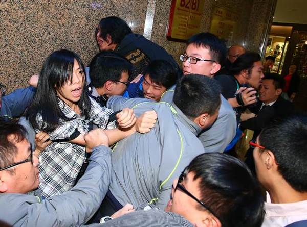 　　蔡英文出席“台湾经济发展论坛”，场外数个工运团体抗议，一度试图冲入会场，遭到警察拦阻。（图片取自台媒）