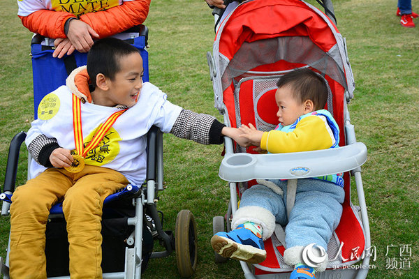 参加长跑的孩子