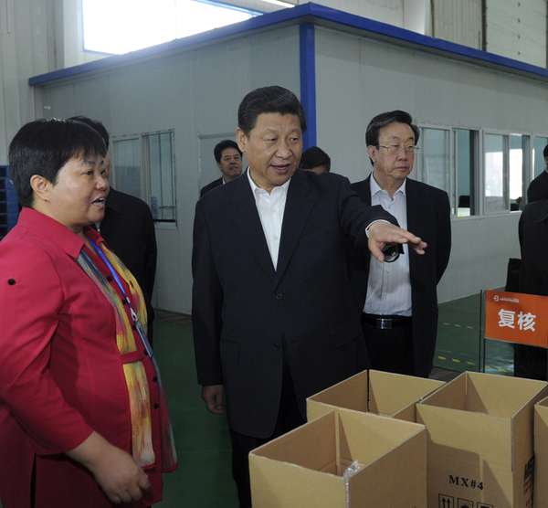 图为：2014年5月10日上午，习近平在河南保税物流中心了解货物装配和查验情况。