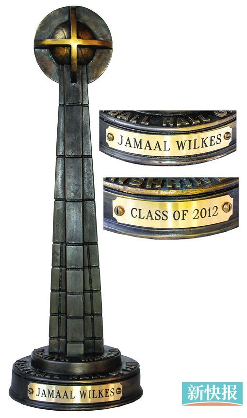 入选篮球名人堂会得到这样一个奖杯。有人拍卖了4万多美元。