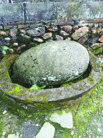 村内一景天鹅蛋，传说袁氏始祖在村内看到天鹅蛋，认为大吉，所以从远处搬来。