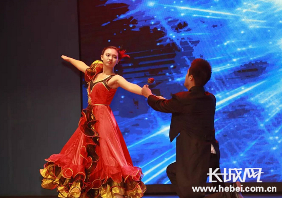 第七届交谊舞大赛。邱文韬 摄