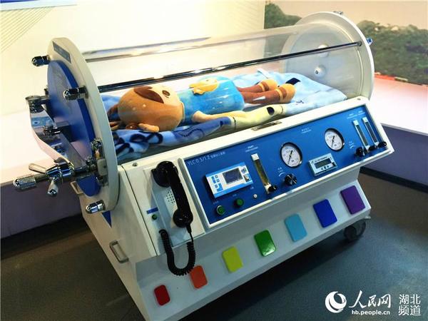 婴幼儿氧舱，这是海军潜水加压舱技术用于民用开发的一项研究成果