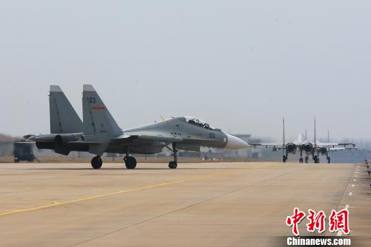 团长陈刚带领团队进行满负荷大强度高难课目训练。 琚振华 摄