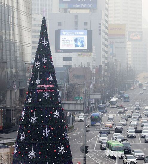 韩国多地遭遇雾霾,媒体戏称“戴口罩的平安夜”(网页截图)