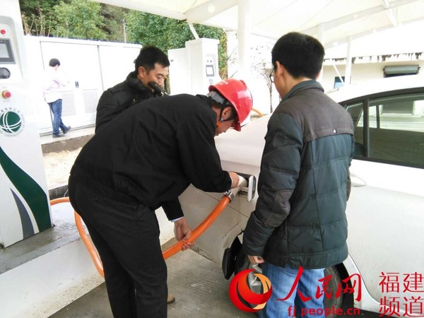 省内首座高速公路充电站南平试运行,图为充电测试现场