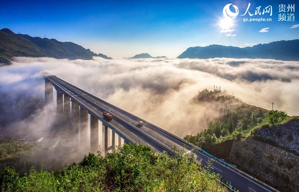赫章大桥。(杭瑞高速公路遵义至毕节段赫章大桥:全长1073.5米,最高墩11号墩为195米,是类型桥梁中的世界第一高桥墩。 张祥兵摄)