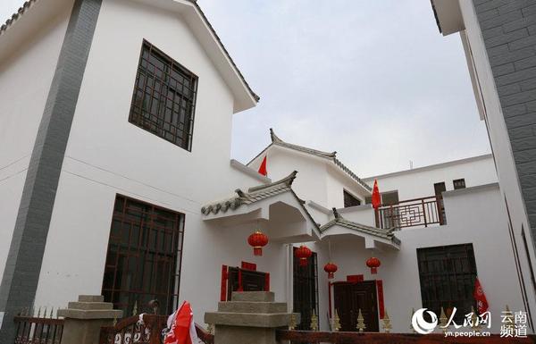 鲁甸县龙头山镇甘家寨集中安置点新建的楼房。人民网 虎遵会 摄