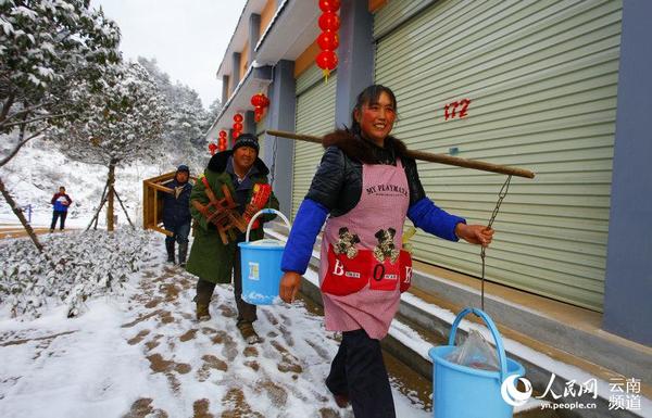 巧家县包谷垴乡小营新区集中安置点，受灾群众在搬东西。闫科任（12月16日）摄