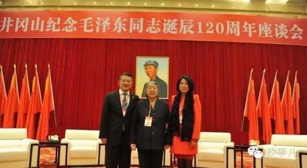 孔东梅和母亲李敏。