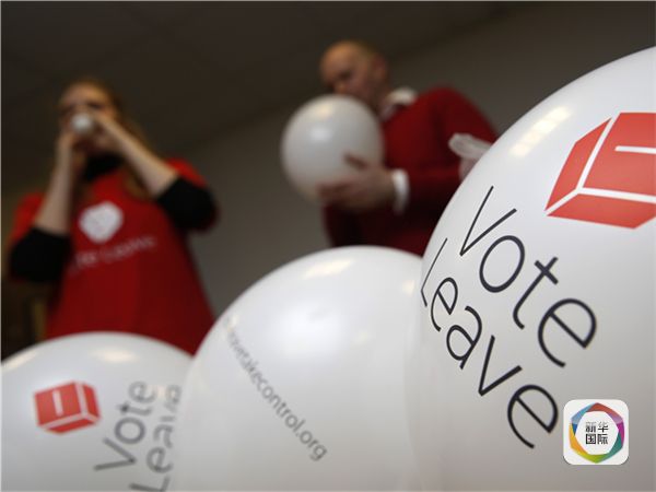 图为2015年12月17日，工作人员在伦敦办公室吹起气球，上面写着英文“投票退出”。（新华/路透）