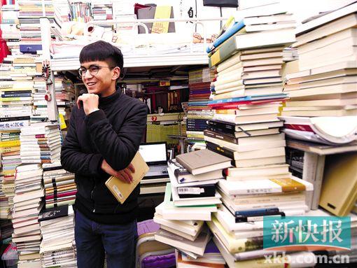 ■李诗白在摆满书籍的宿舍。新华社发
