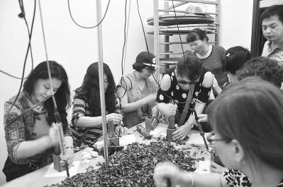 游客体验“一方”漳平水仙茶制作。