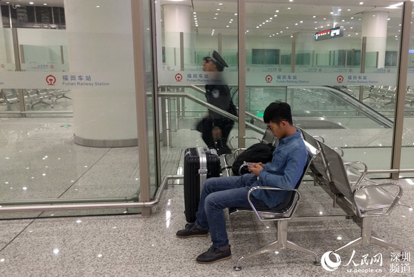 旅客在福田站候车室内候车。（王星 摄）