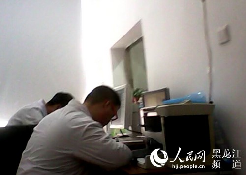 12月28日，CT室内操作人员正在为患者进行CT扫描。