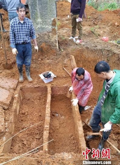 图为12月30日出土明代“夫妻墓”。　钟建珊摄