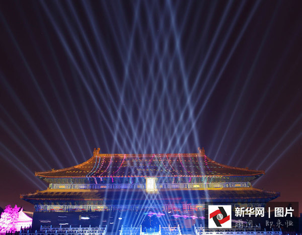 　　 2015年12月30日傍晚，北京，太庙及周边的景观开始调试灯光，璀璨眩目，为迎新年倒计时活动作准备。图片来源：视觉中国