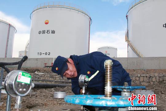图为油库操作工人现场操作进油阀门　中石油西藏销售分公司供图　摄