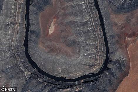 　　U：美国犹他州鹅颈国家公园地质面貌俯瞰图，图片来源Ikonos卫星↑