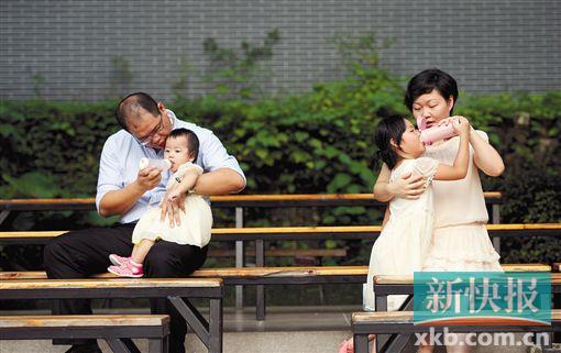 ■佛山祖庙附近的商业街上,一家四口正在享受着幸福时光。新快报记者 孙毅/摄