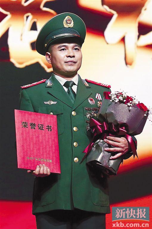 ■广州市公安消防支队水上中队船长邓洪。 新快报记者 宁彪/摄