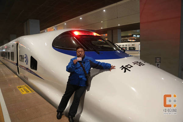 来自新乡的王先生特意买了车票，体验首日的郑机城铁