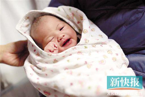 ■广医三院诞生的首位符合“全面二孩”政策的“元旦宝宝”。    通讯员供图