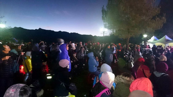 2016年“阿里山日出印象音乐会”1日清晨登场，逾万名游客冒着低温，迎接新年第一道曙光。（台湾民众提供）