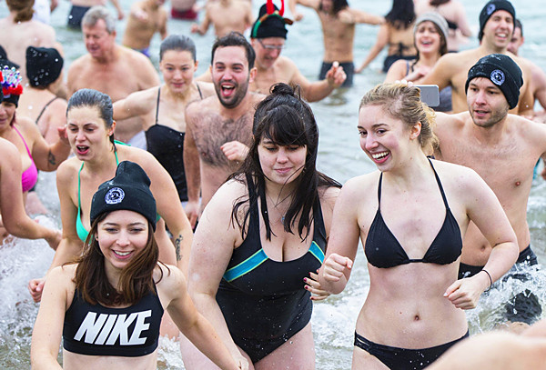 这是人们在冰冷的安大略湖中戏水,挑战寒冷。(新华社发,邹峥摄)