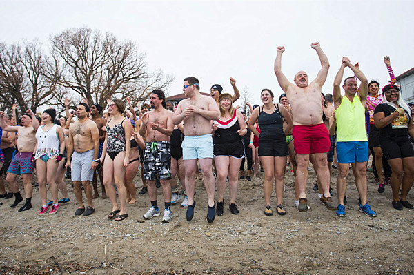 冬泳爱好者在入水前为自己鼓劲。 (新华社发,邹峥摄)