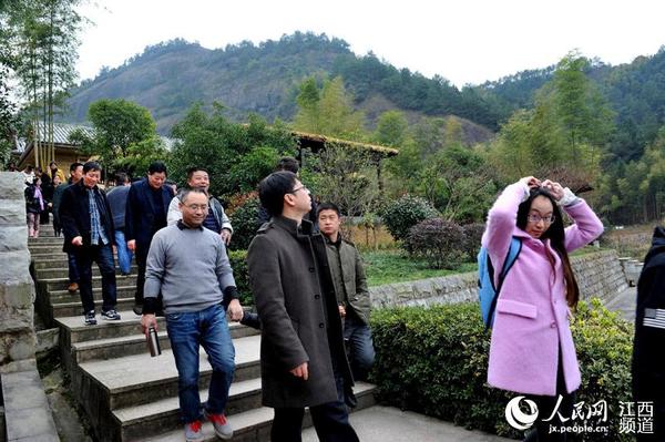 2日,江西省上饶市广丰铜钹山九仙湖景区,前来旅游度假的游客络绎不绝