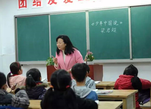 2015年12月刘轶在课堂上与同学们互动。新华社记者陶亮摄