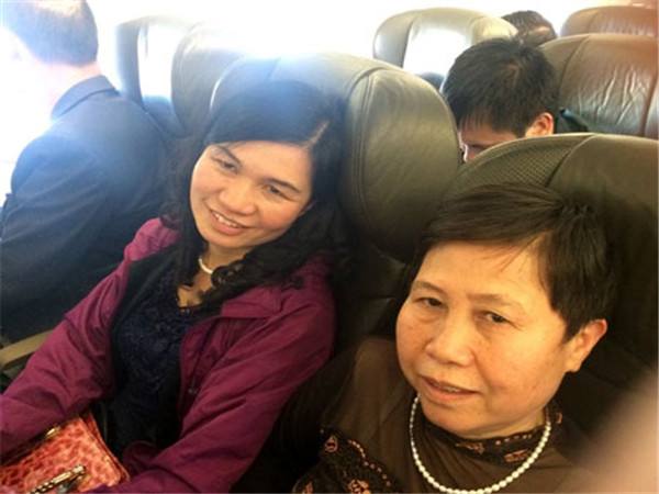 　　图为在航班上救治患病乘客的两名女医生杜梅枝和杜金如。