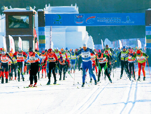 参加越野滑雪赛的运动员出发时场景。记者 石雷 摄