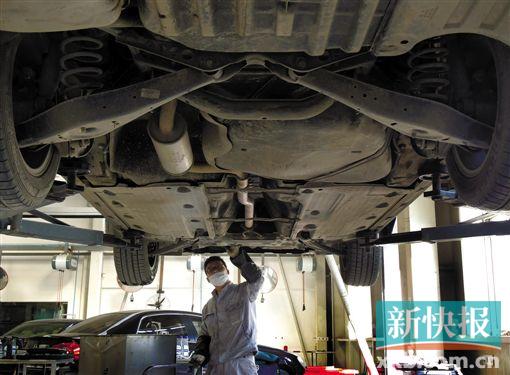 ■一家4S店的维修工人为顾客保养修理轿车。CFP供图