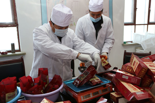 过秤包装葡萄干。