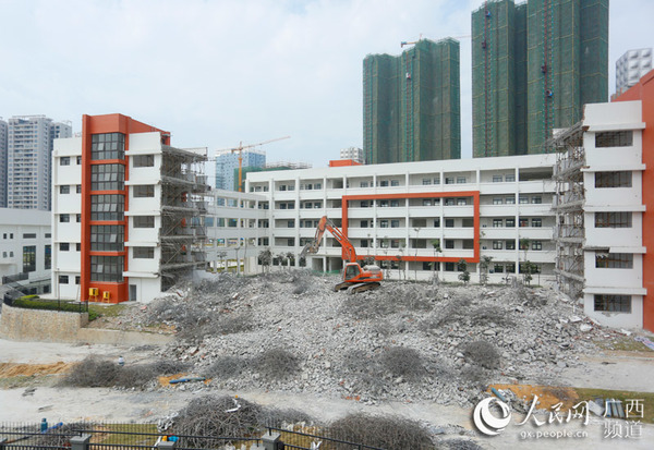 图为教学楼拆除现场（刘群/摄）